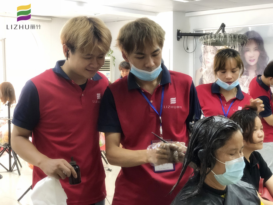 涂抹染膏的技巧，南寧美發(fā)師培訓必須課程