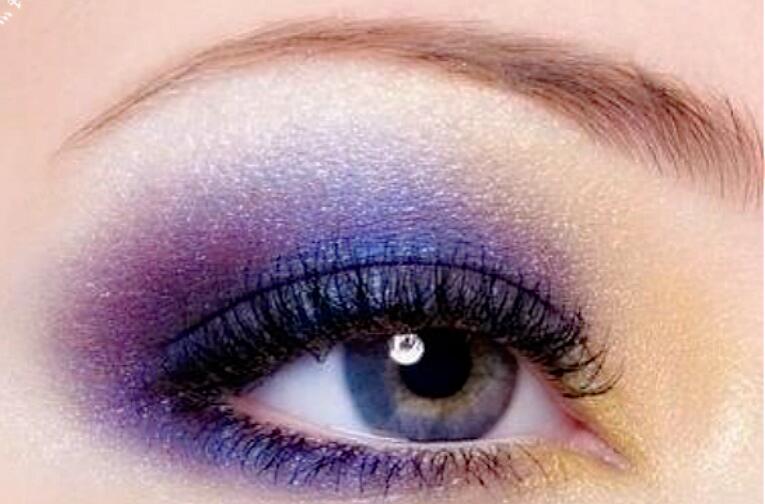 眼影脫妝怎么辦？南寧人氣高彩妝學(xué)校教你