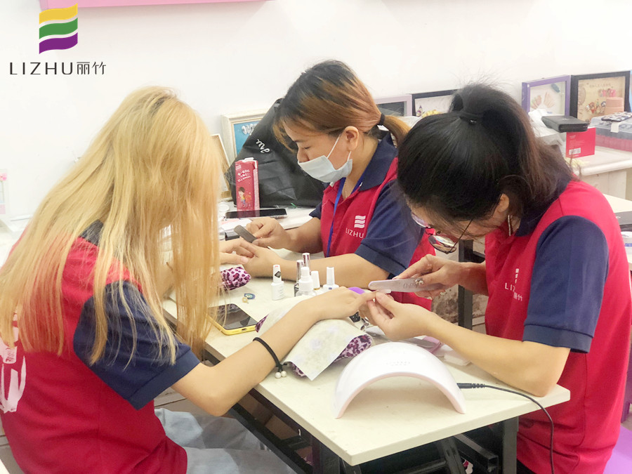 美甲新手修甲型的技巧，南寧美甲學校統(tǒng)統(tǒng)告訴你