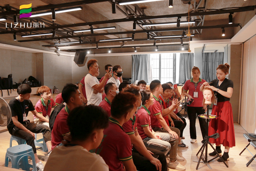 南寧美發(fā)學(xué)校告訴你為什么要學(xué)扎發(fā)