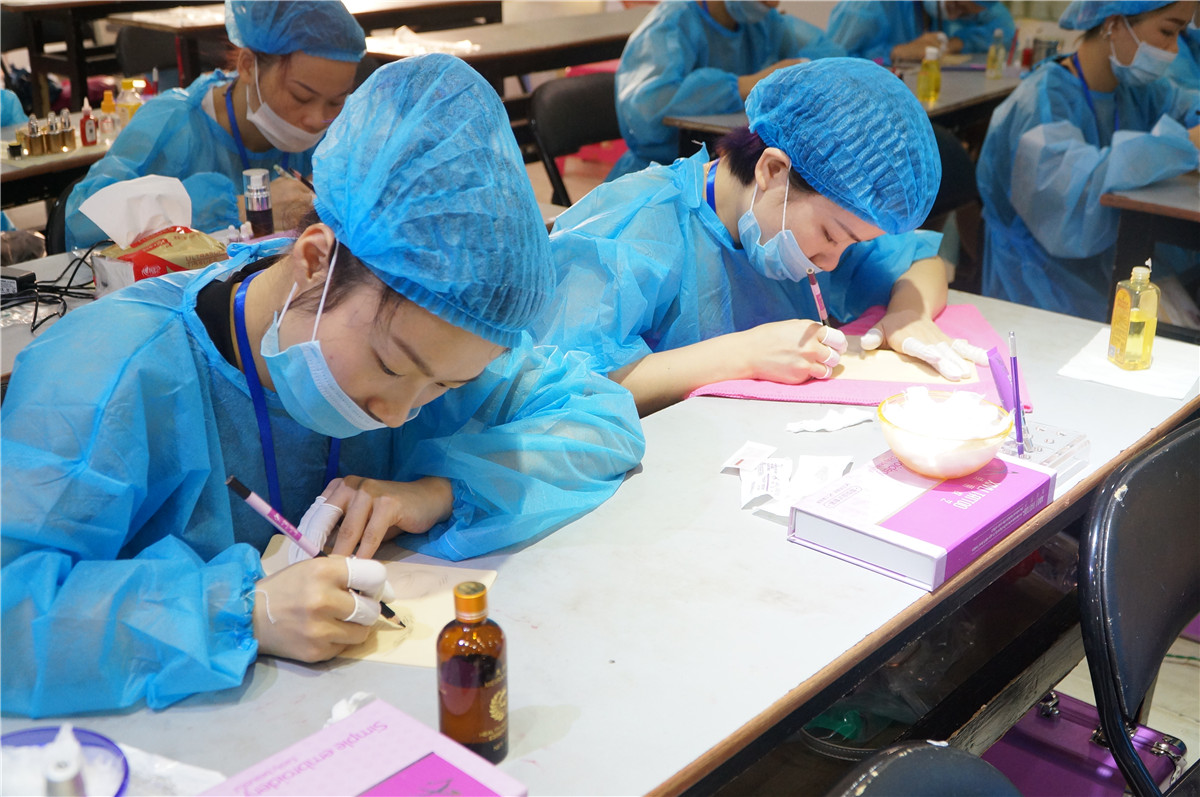 紋眉師是怎么養(yǎng)成的？南寧紋眉培訓學校告訴你