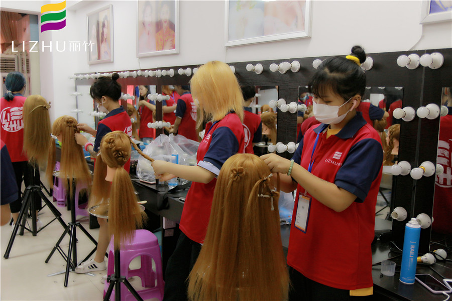 幸運(yùn)草森系編發(fā)，快來廣西彩妝造型學(xué)校學(xué)習(xí)下