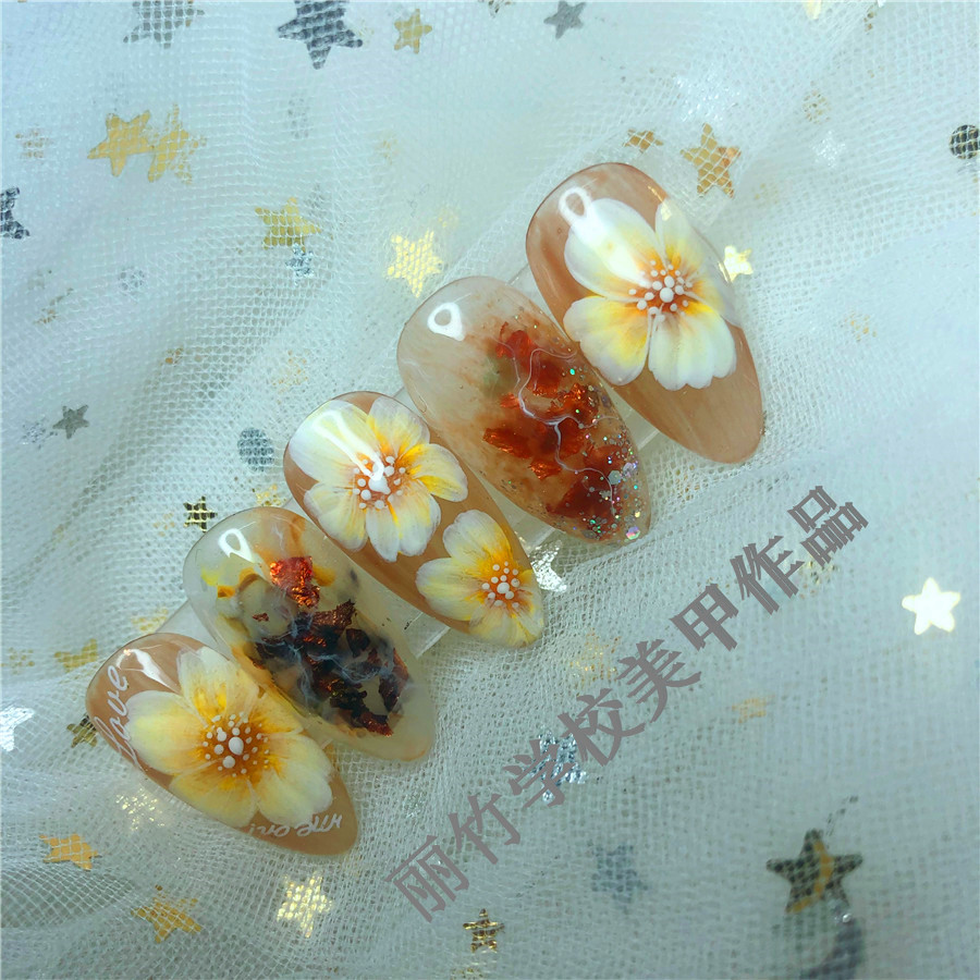 南寧學(xué)美甲的培訓(xùn)學(xué)校課程：什么是縮膠？