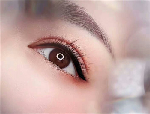 想知道紋美瞳線(xiàn)的技巧？到廣西紋繡培訓(xùn)中心學(xué)