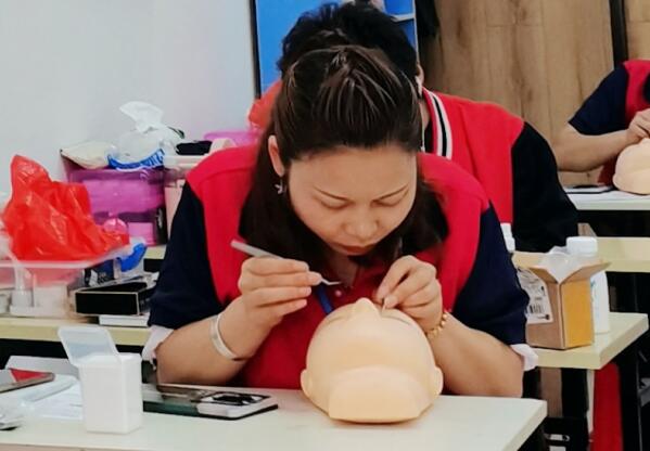 南寧專業(yè)美睫培訓(xùn)學(xué)校：學(xué)美睫有前途嗎？