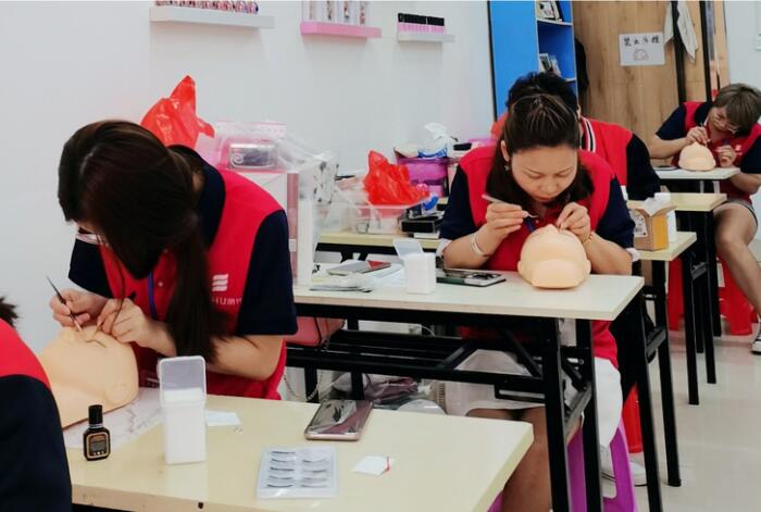 南寧美睫培訓(xùn)學(xué)校，學(xué)專業(yè)美睫技術(shù)