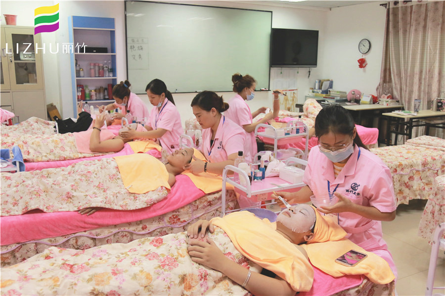 混油皮和混干皮的區(qū)別？廣西人氣高美容學(xué)校幫你解答