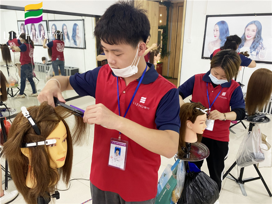 廣西技術(shù)好的美發(fā)學(xué)校分享美發(fā)夾板拉直技巧