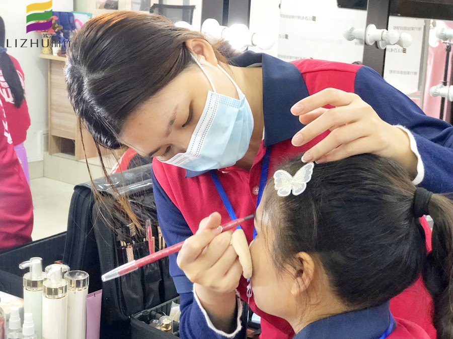 面試的妝容怎么畫？南寧彩妝師培訓教你