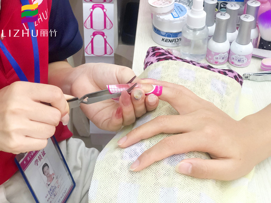 送你光療延長甲愛教程，讓你知道南寧哪里教的美甲技術(shù)好
