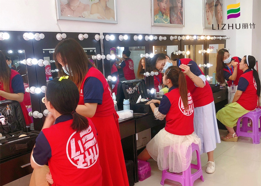 南寧化妝去哪里學(xué)？來麗竹化妝全能班啊