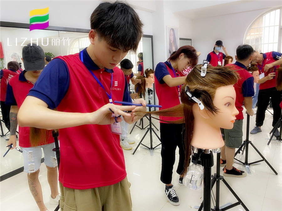 為什么要修剪發(fā)尾？南寧美發(fā)培訓(xùn)學(xué)校告訴你