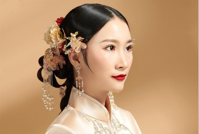 簡(jiǎn)約秀禾新娘造型，看南寧化妝學(xué)校哪家有實(shí)力