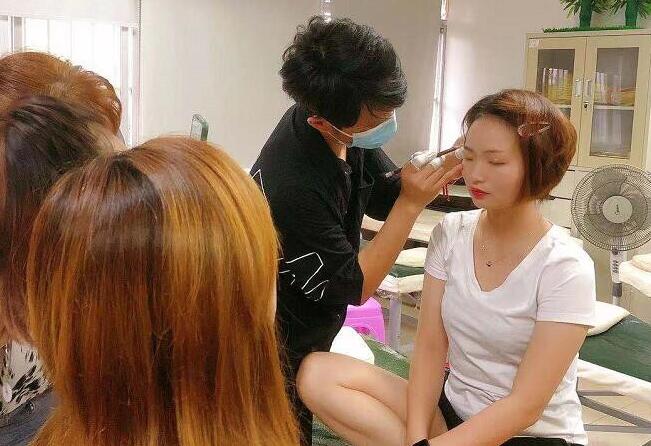 廣西學(xué)紋繡的培訓(xùn)：紋眉需要注意的細(xì)節(jié)