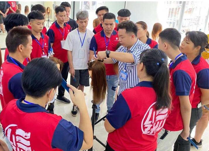 水平線修剪技巧，南寧美發(fā)培訓(xùn)學(xué)校分享給你