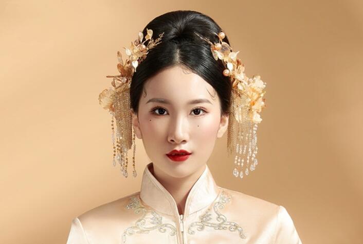 看中式新娘造型魅力，感受南寧化妝學(xué)校實力