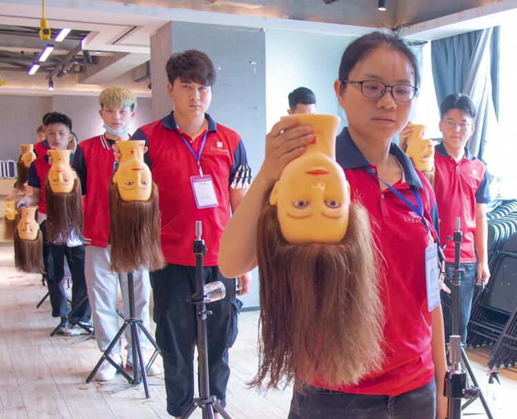 假頭如何梳理頭發(fā)？來廣西美發(fā)學(xué)習(xí)中心學(xué)習(xí)