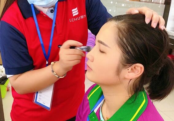 學(xué)刷子涂粉底液教程，知道廣西化妝學(xué)校哪家專業(yè)