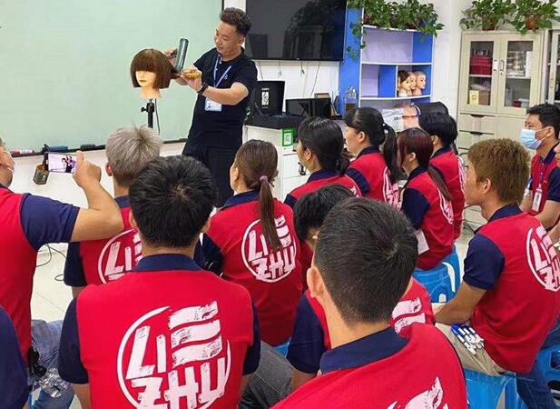 怎么剪平劉海？南寧專業(yè)美發(fā)學(xué)校課堂實操