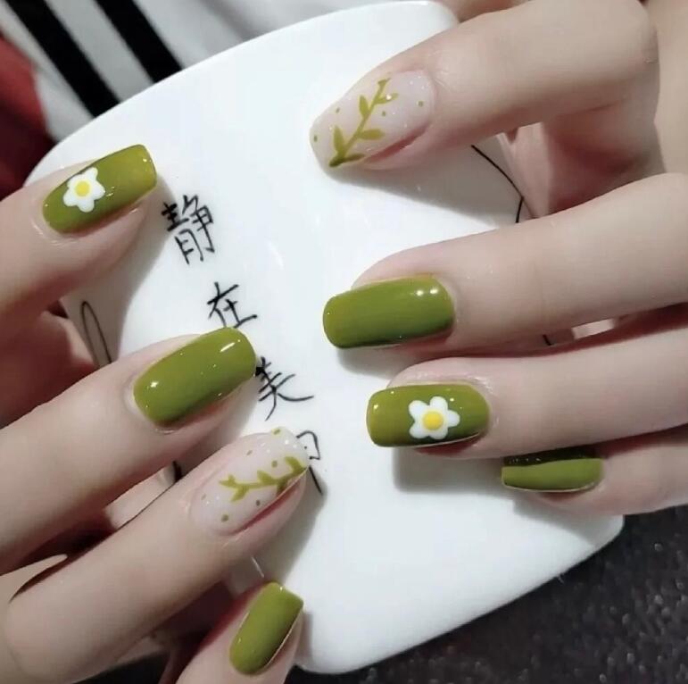 牛油果綠色美甲，和廣西美甲學(xué)習(xí)中心get起來(lái)