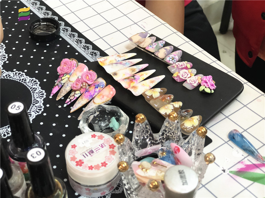南寧美甲去哪學(xué)？歡迎來(lái)麗竹美甲全能班試聽(tīng)
