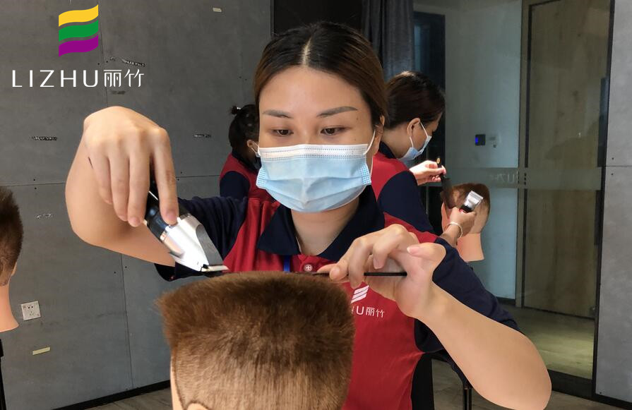 理發(fā)器的使用方法，南寧正規(guī)美發(fā)學(xué)習(xí)教你