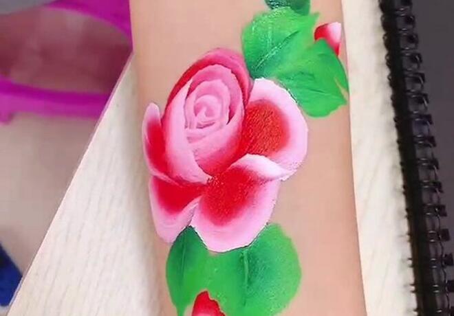 人體3D彩繪無痛紋身，實(shí)力演繹南寧美甲學(xué)校哪家技術(shù)好