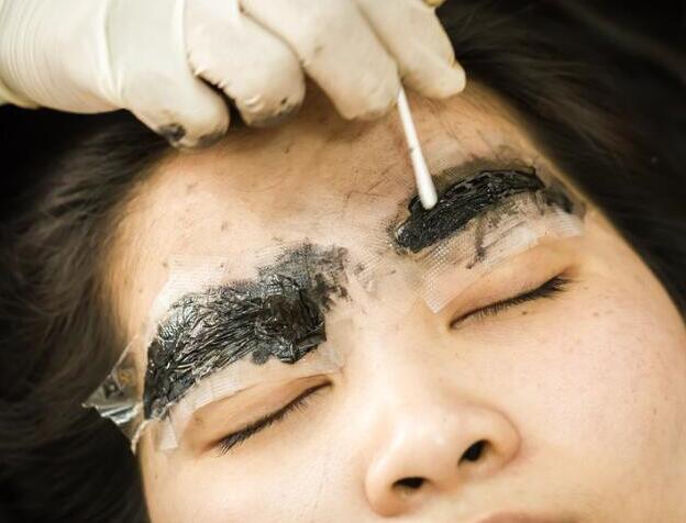 紋眉褪色如何補(bǔ)救？廣西學(xué)紋繡的學(xué)校幫你解決