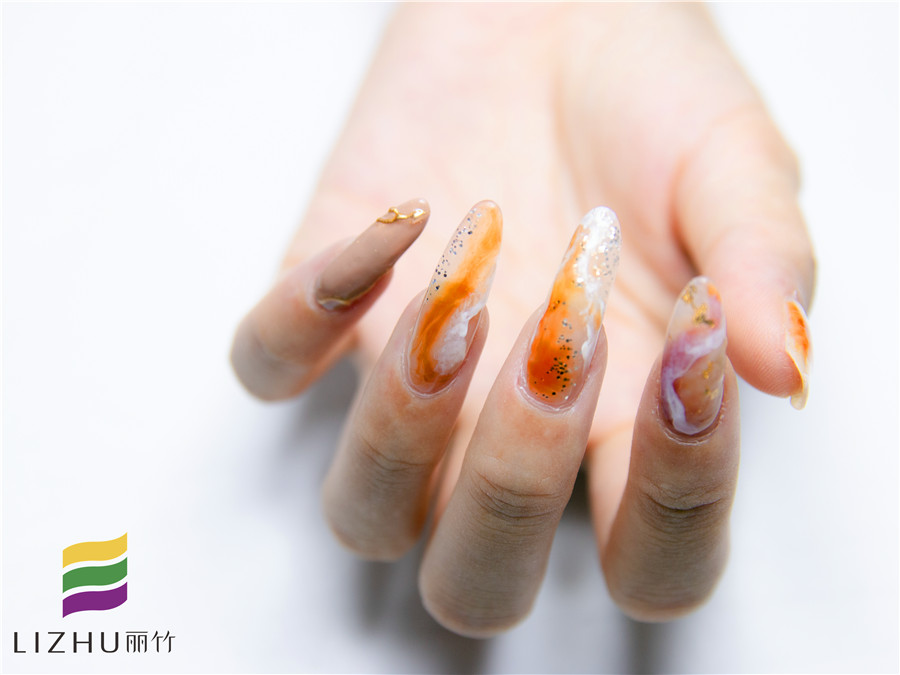 美甲封層使用方法，廣西美甲培訓(xùn)機(jī)構(gòu)教你