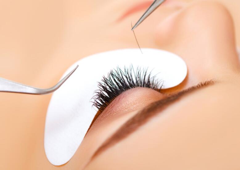 接睫毛如何防止過敏？南寧美甲美睫培訓班告訴你
