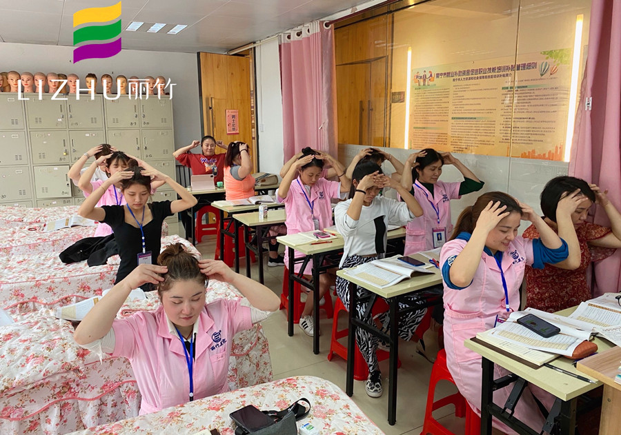 美容學(xué)員如何練習(xí)手法？廣西專業(yè)美容培訓(xùn)給你示范