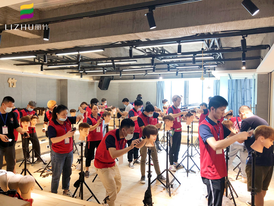 男發(fā)剪裁班課堂，證明南寧美發(fā)學(xué)校哪家專業(yè)