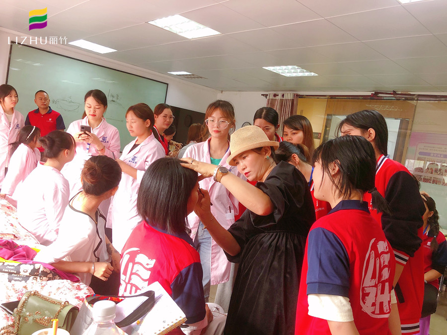 “一分鐘畫眉”，廣西紋繡培訓(xùn)班正在示范