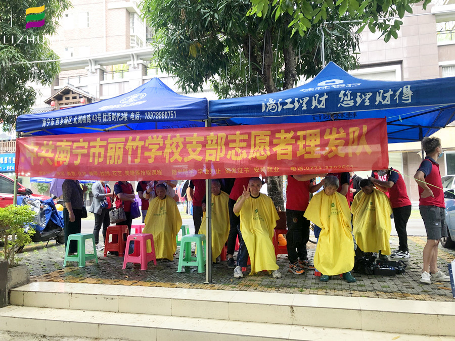 廣西美發(fā)學(xué)校公益：為社區(qū)居民理發(fā)，義不容辭