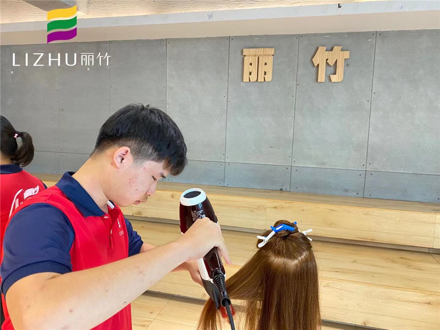 吹風(fēng)造型注意事項，南寧美發(fā)職業(yè)培訓(xùn)學(xué)校培訓(xùn)課程