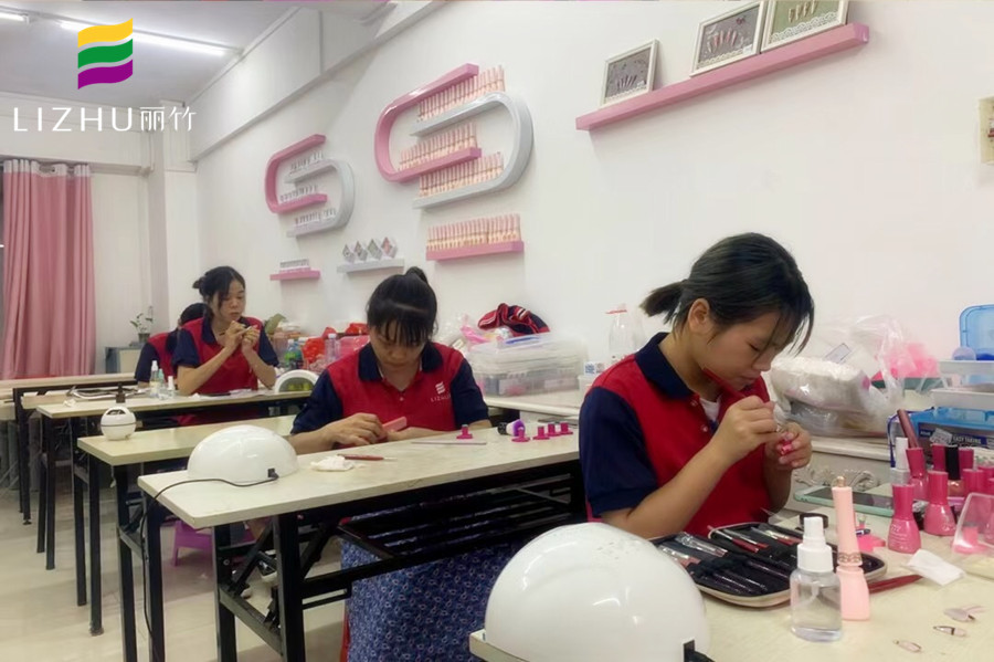 南寧專業(yè)美甲學(xué)校，教你專業(yè)美甲技術(shù)