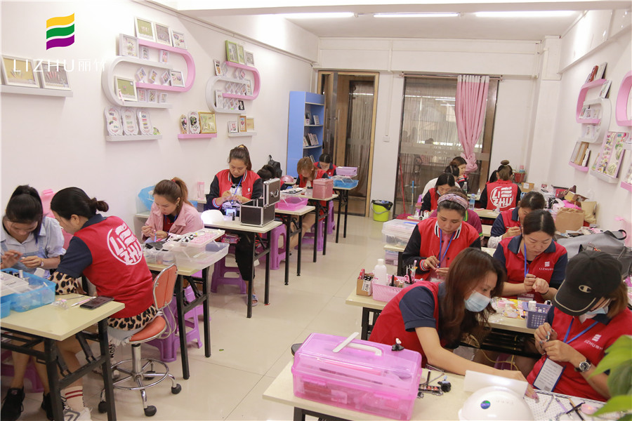 南寧正規(guī)美甲學校美甲基礎課程學習