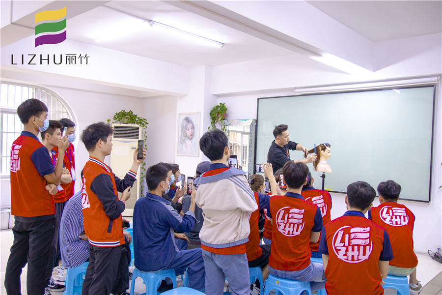 鎖骨發(fā)修剪技巧，南寧教理發(fā)的學校分享