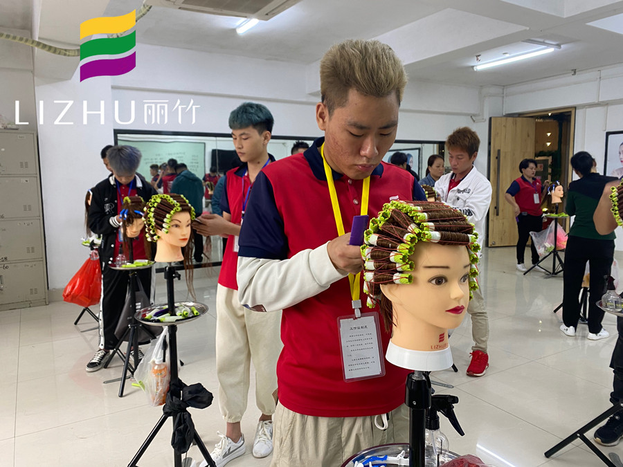 怎樣燙出彈性的波浪卷發(fā)？南寧美發(fā)課堂教你