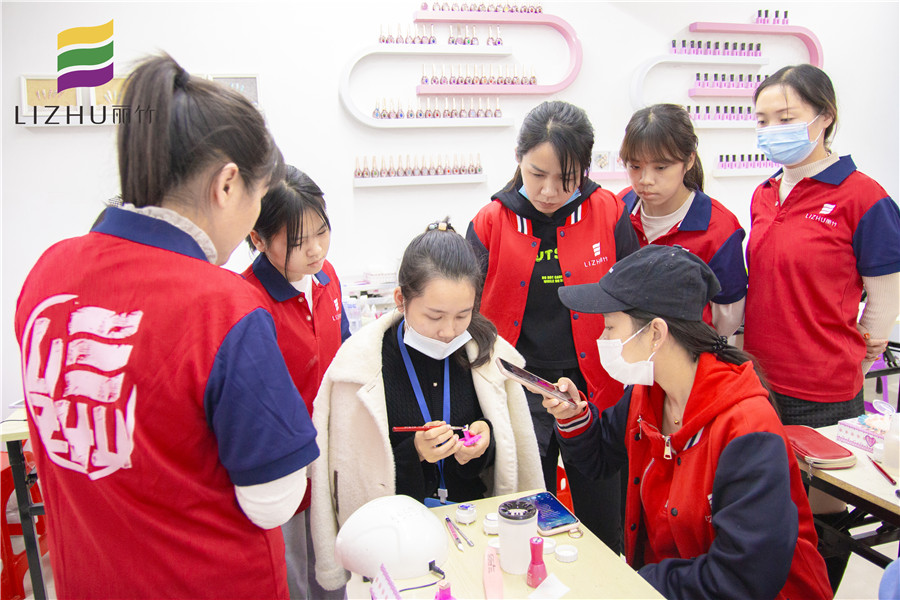 雕花美甲步驟，一起去南寧排名前十美甲學(xué)校看看