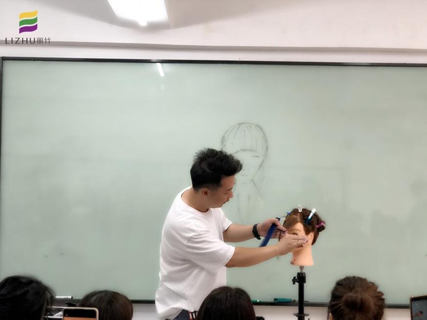 劉海出油怎么解決？南寧教理發(fā)的學(xué)校教你方法