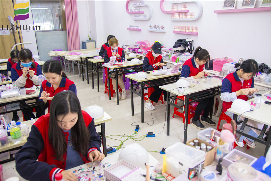 如何才能學(xué)好美甲？廣西美甲培訓(xùn)學(xué)校告訴你技巧