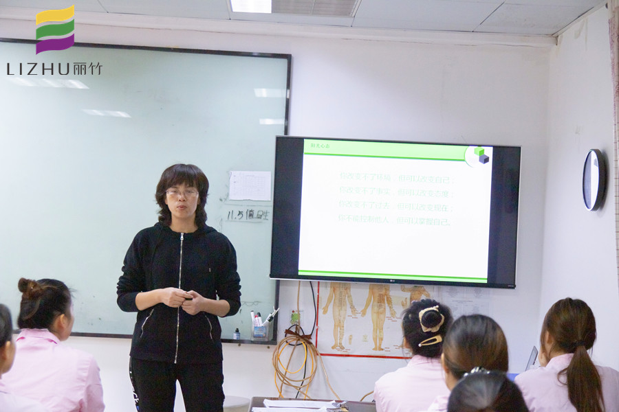 麗竹美容學(xué)校進行美容師職業(yè)規(guī)劃課程