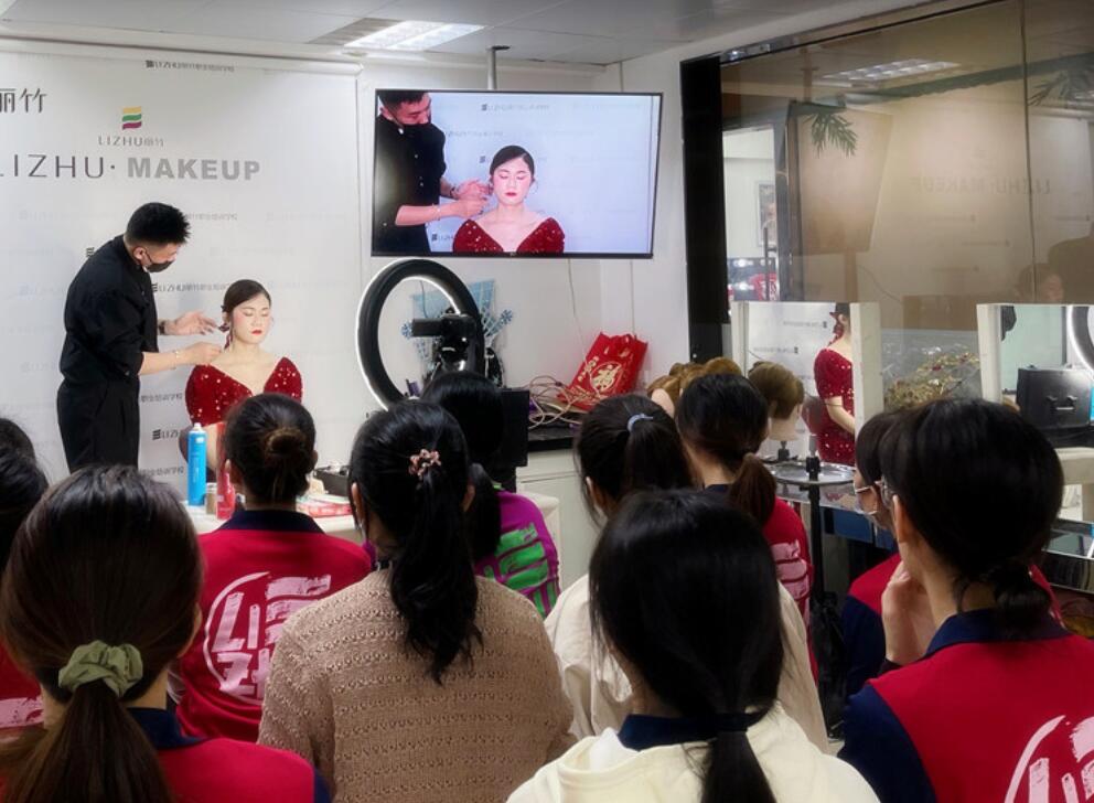 麗竹彩妝學(xué)校上演“換臉術(shù)”，展現(xiàn)南寧學(xué)彩妝哪家技術(shù)強