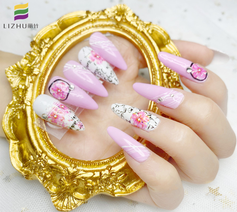 粉色少女風彩繪美甲，實力證明南寧美甲學(xué)校哪家?guī)熧Y強