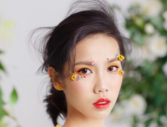 方型臉如何畫新娘妝？廣西南寧化妝學(xué)校教你