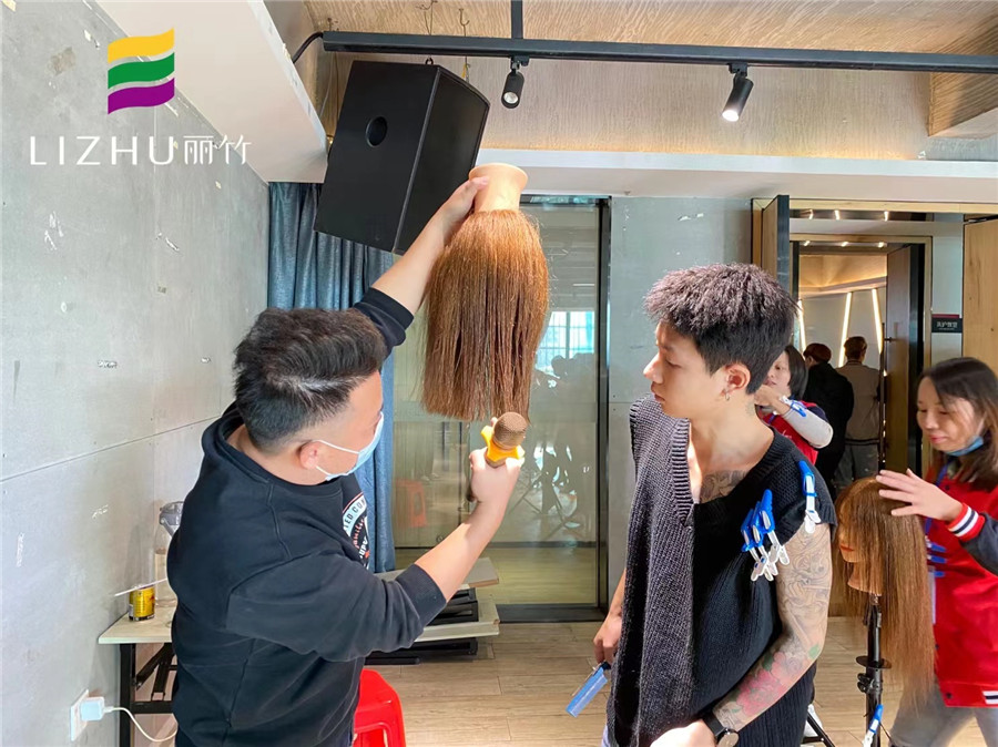 南寧美發(fā)學(xué)?？己耍悍叫螌哟危瑘A形層次，三角堆積修剪