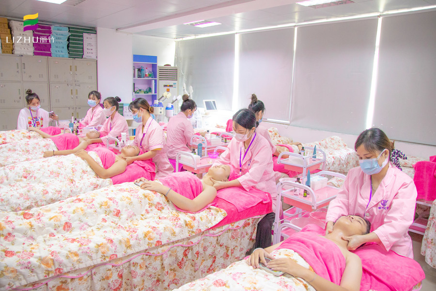 參觀麗竹美容學(xué)校課堂，感受廣西美容學(xué)校哪家教得好