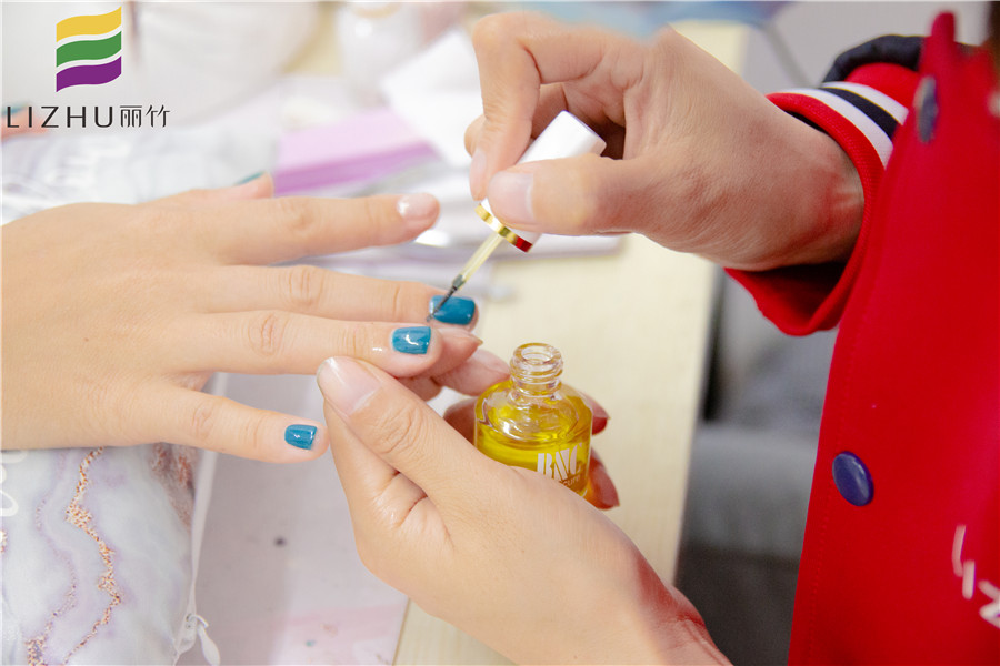 美甲涂單色的要點(diǎn)，南寧美甲師培訓(xùn)班教你