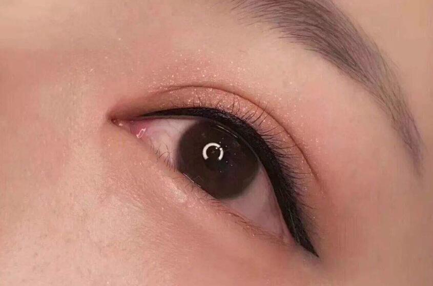 美瞳線多久會反色？廣西紋繡培訓(xùn)學(xué)校幫你分析